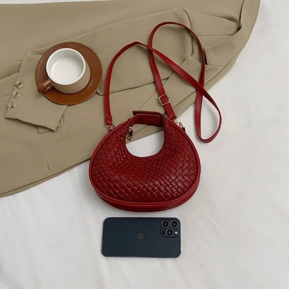 Red Vintage Women's Plain Faux Leather Moon-Shaped Bag With Zipper Closure - Picture 5 of 6